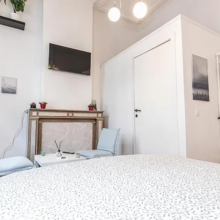 6 Stylish & Comfortable , Heart Of Apartment